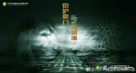 玛姬·格蕾斯以一席红色镂空连衣裙现身，性感中不失优雅。