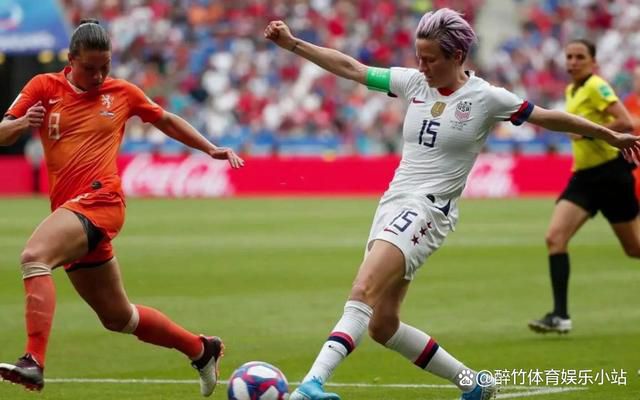 与相恋近2年的男友、橄榄球运动员特拉维斯·凯尔西订婚。