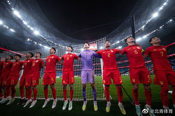她表示：“昨天过境时发生的事情是我太过着急，冲动之下拍照片发了微博是我的不对，我向昨天帮我办理安检的海关工作人员道歉，真诚的说一声对不起。