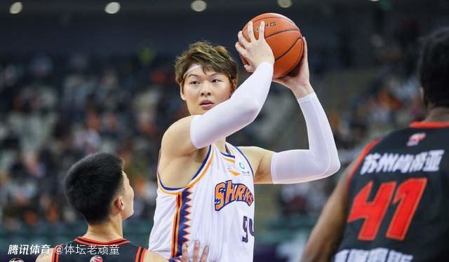 回归游园会主题，黄觉、麦子夫妇用摄影镜头聚焦春日“游园”之乐，将一张张“公园春色”任务卡都化为构图精巧的“春日大片”，两人互拍的“交换春天”主题影像，更以爱情的甜蜜装点出别样春色。