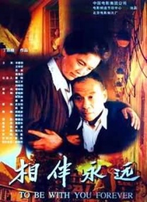心情颇好的她还笑靥如花、眼眸低垂地坐于花草间，俏皮又温柔。